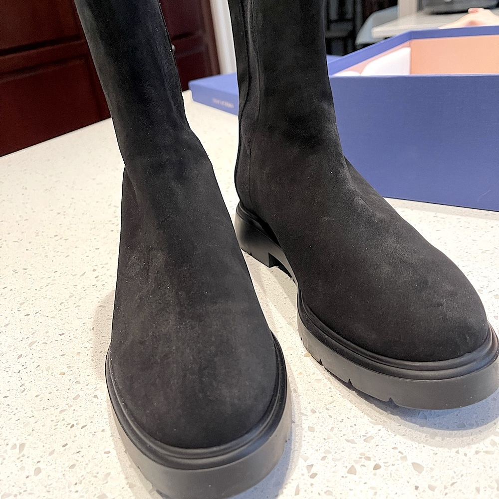 Suade Black in original box , never worn sauce black ankle booths
